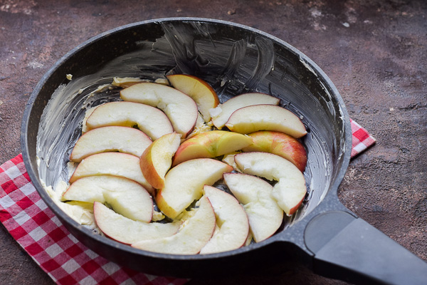 шарлотка с яблоками на сковороде рецепт фото 8
